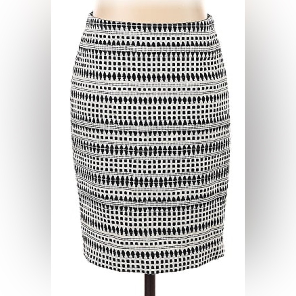 Ann Taylor Loft  Pencil Skirt Size 2P Black  White Texture Print Lined Back Zip